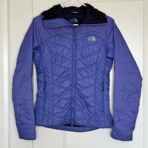 The North Face lightweight hooded puffer jacket periwinkle blue size xs